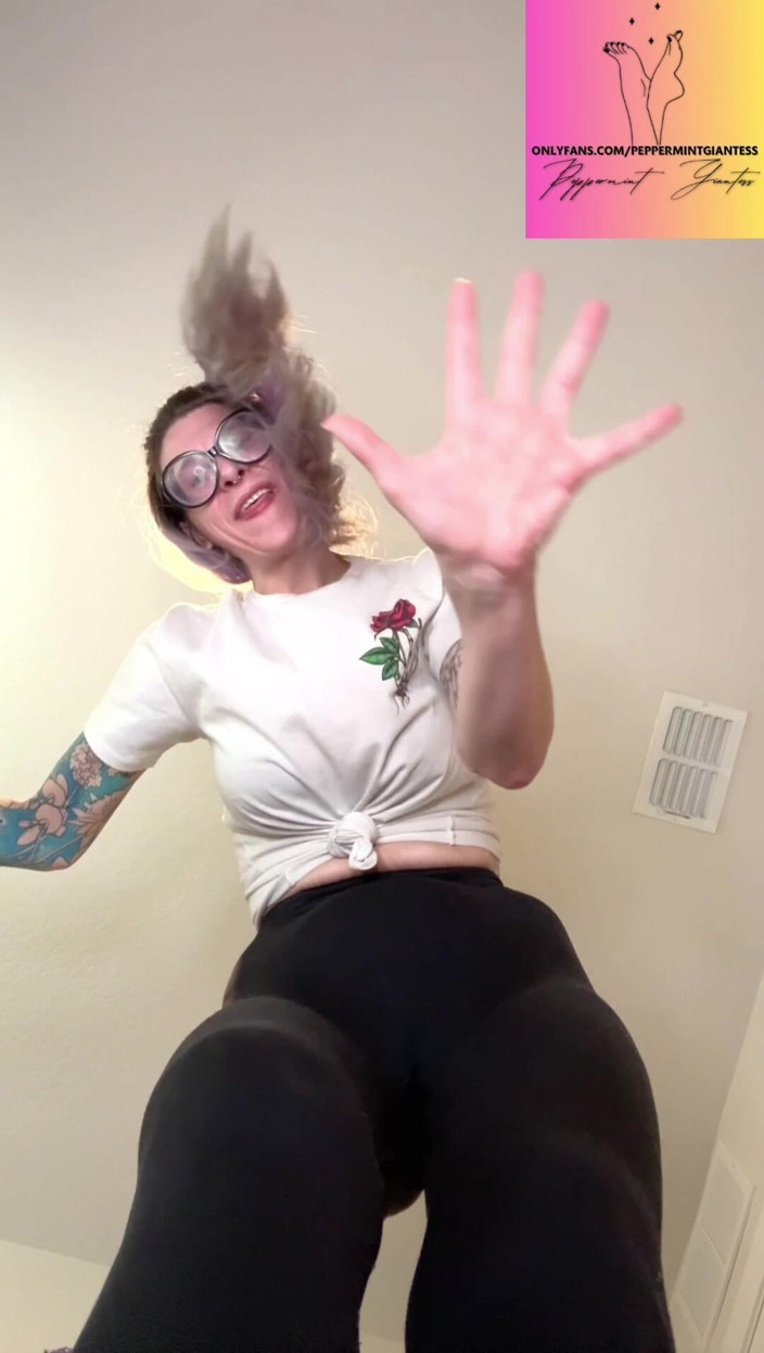 Peppermint Giantess: Zlý obryně Tiny POV tě rozdrtí a zničí