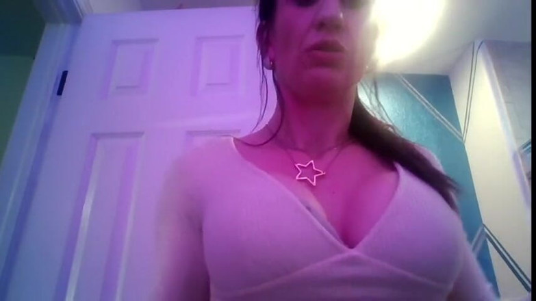 Zoey Portland: Geil meisje wrijft over haar poesje als mannen niet kijken