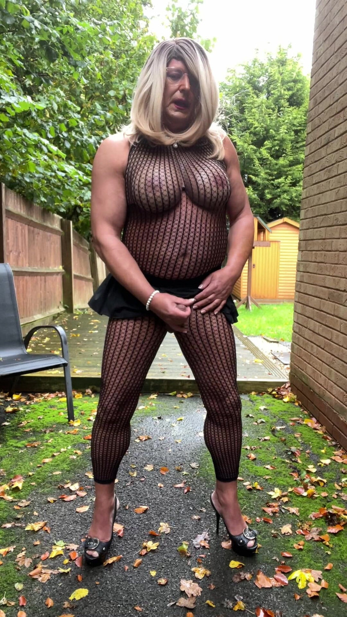 Kellycd2022: Travestiet Kellycd2022 in zwart sexy visnetpak en hakken