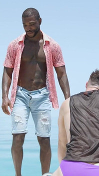 Michael Boston a Reign šukají na lodi