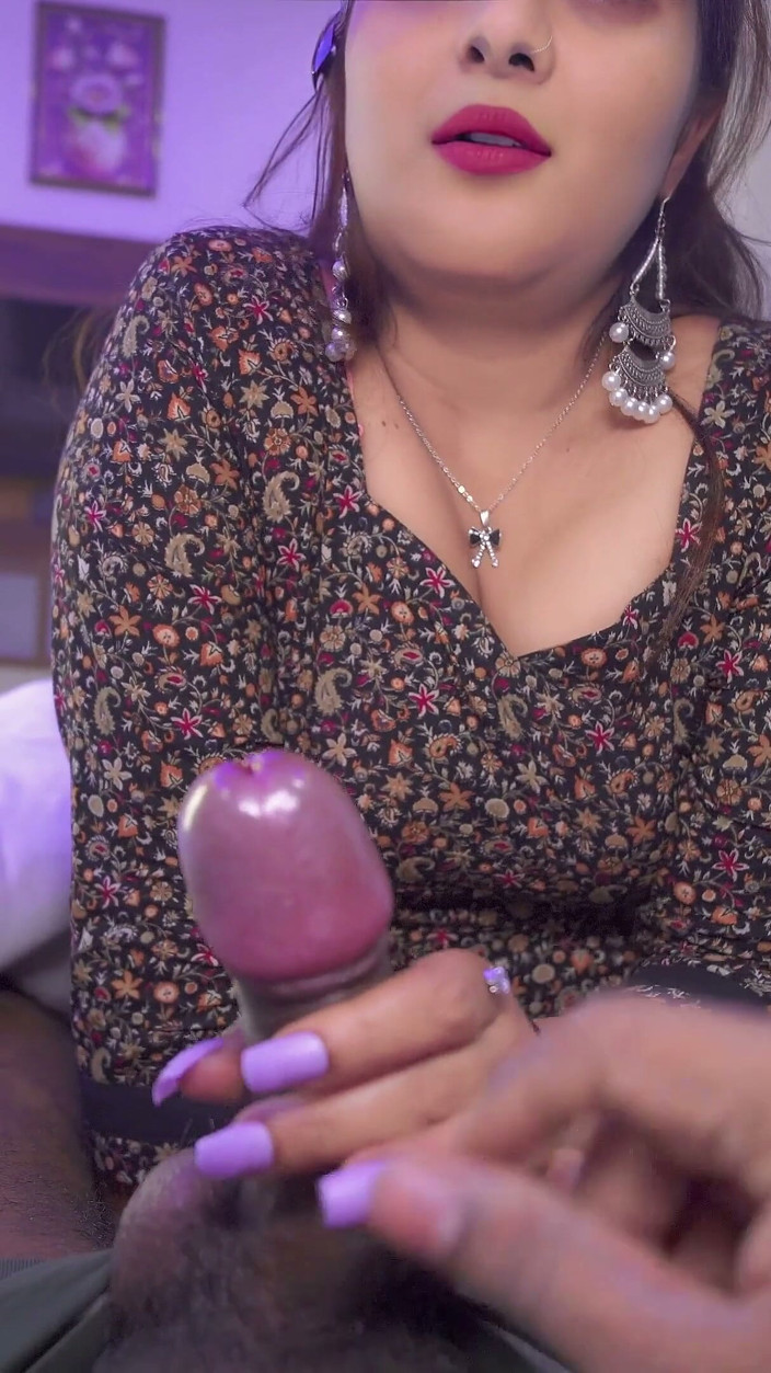 pinki_cute: sauteli mammi ke saath hotal ka kamra saajha karna ... usne...