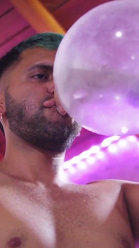 Looner prezerwatywa popping Camilo Brown Popping Napompowane prezerwatywy z jego wielki nieoszlifowany kutas i liże swoją własną spermę z prezerwatywy