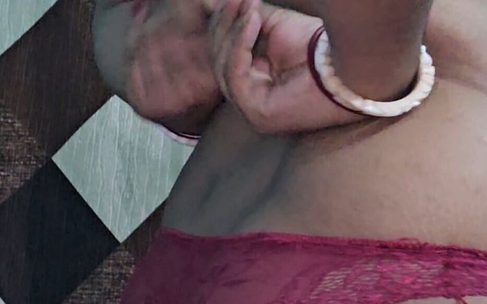 Desi Rimi: Desi indka ukazuje svá prsa