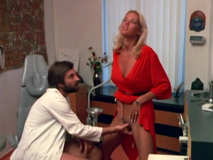 Java Consulting: Brigitte Lahaie dişçisinin yanında sertleşiyor