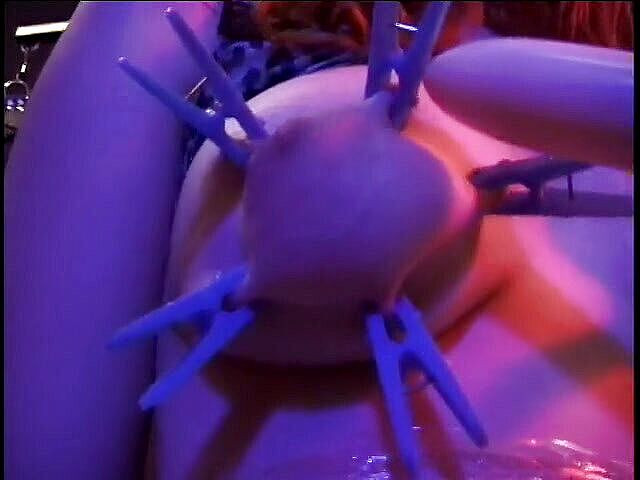 Dark Dungeon Secrets: Lelaki miang mengusik hambanya dengan tetek besar dengan tambatan pakaian