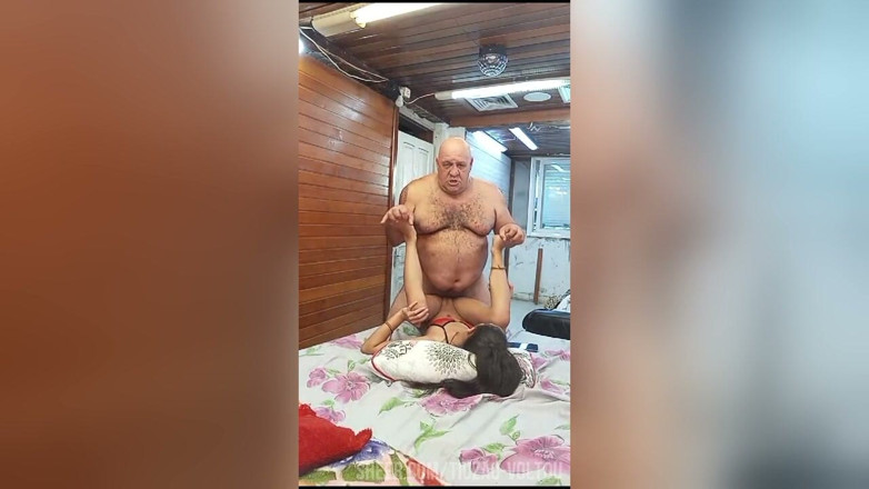 Tiuzao: Brunetă de 23 de ani vrea un penis gros