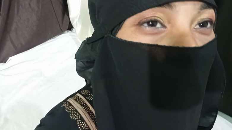 Dearshivani: Müslüman ev hanımı ev sahibi tarafından sikiliyor