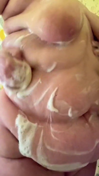 Bbwbootyful me savonne le corps sous la douche