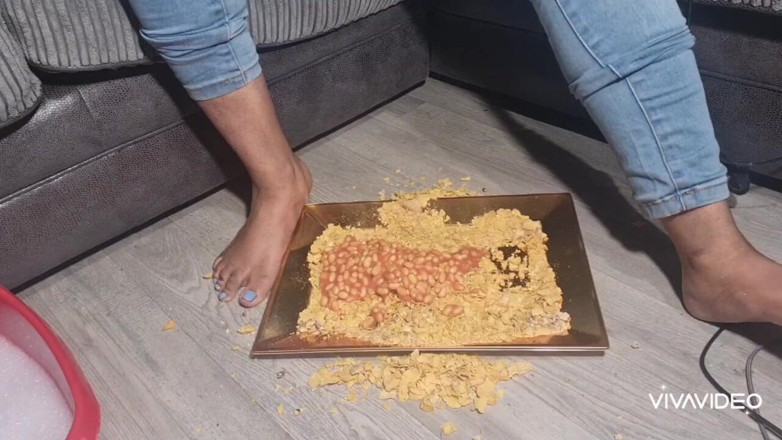 Simp to my ebony feet: feet food crush