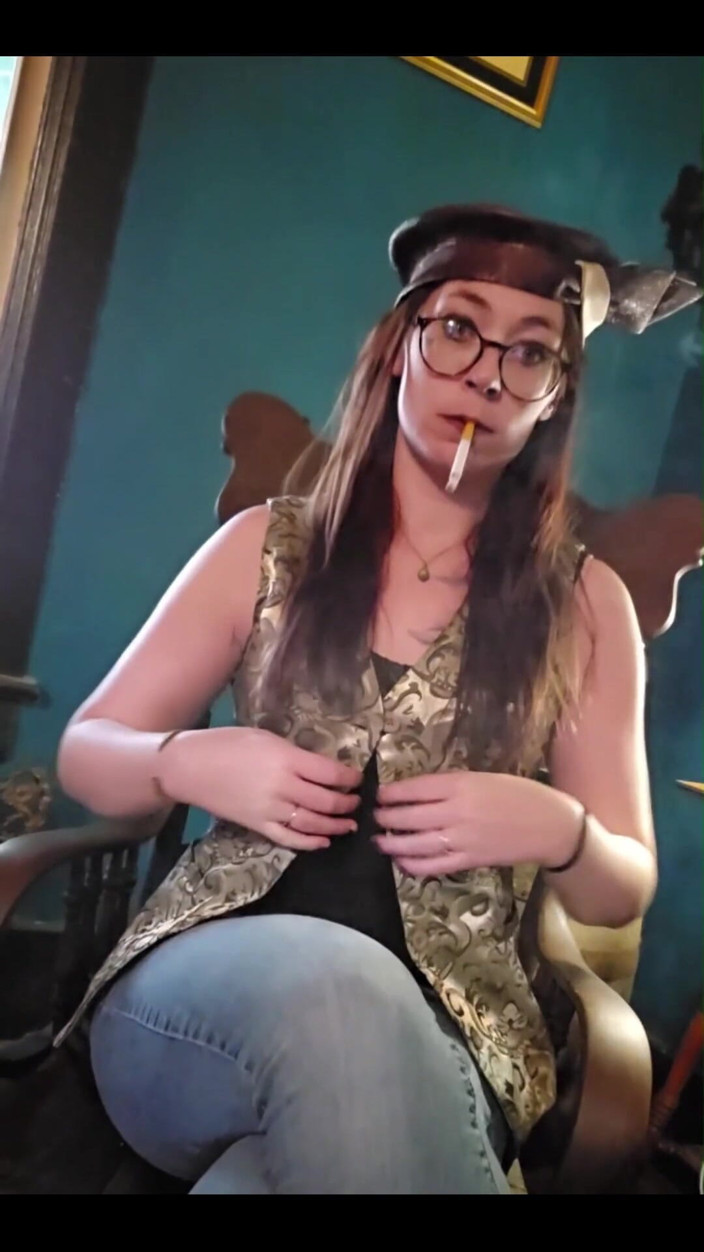 MistressThrope: Super úžasný klobouk z roku 1920, vesta, džíny. a cigaretu.