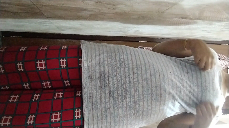 Riyathakur: युवा सुंदर भारतीय लड़की खेल रही है