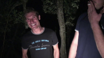 EXHIB BOYS: Twink zerżnięta w nocy przez niedźwiedzia w lesie