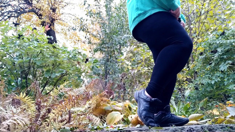 Elena: Tante semok ini kencing di taman umum