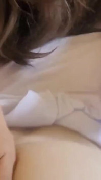 我的女大学生继妹喜欢学生3P，她喜欢舔她性爱娃娃candice de Tantaly的奶子
