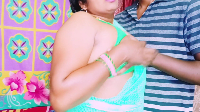 Telugu honey lips: Hintli büyük yaraklı üvey oğul yong üvey annesini sıkı amcığını sikiyor. Telugu...