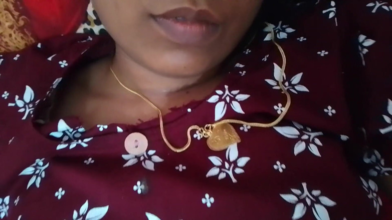 Skydreem1104: Istri tamil merangsang penis suaminya dengan kakinya di rumah