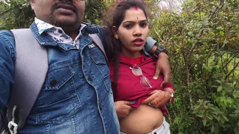 Sona bhabhi: インドのデシの女の子のキスシーンと森のボーイフレンドによるおっぱいプレス