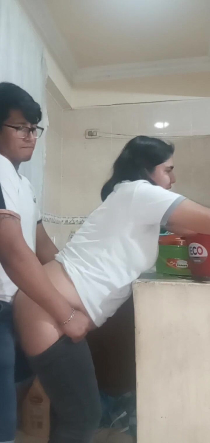 E-Alfa: Empregada fodida ao lavar pratos durante o horário de trabalho