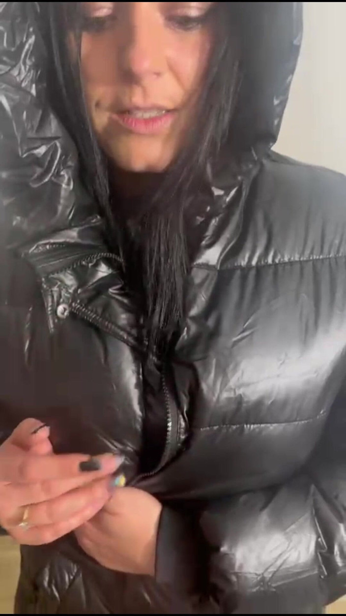 MilfyCalla: MiLF in lingerie sexy e cappotto lungo - specchio fantasia punto...