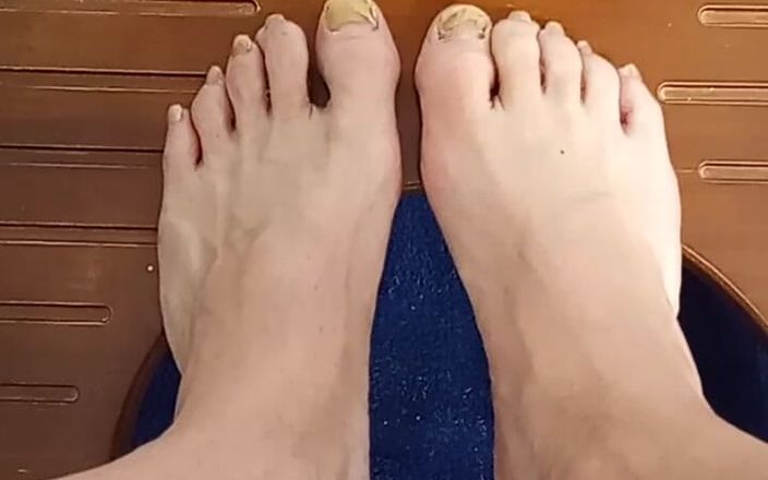 Grim Cocksman: 私のグロい足をこすり、保湿します