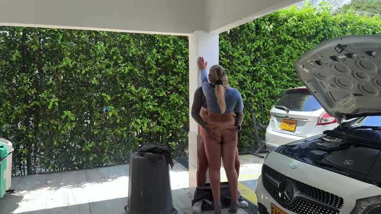 Juliana Rose: 私の車が故障し、彼は整備士と引き換えに私のマンコを食べました