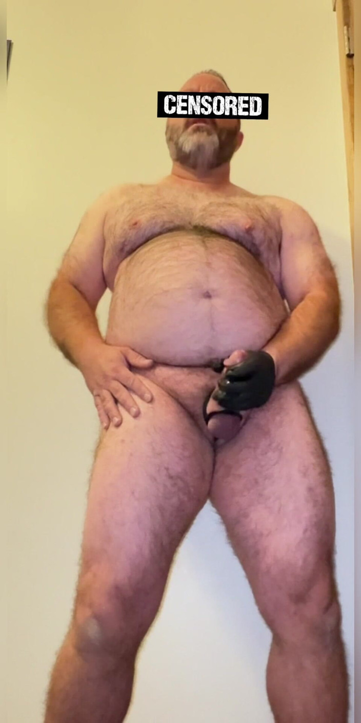 Anal Steve: Steve anal muncrat dengan butt plug besar dan cincin kontol...