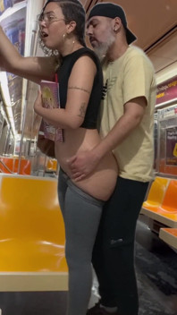 Studentflicka får sperma på New Yorks tunnelbanetåg.