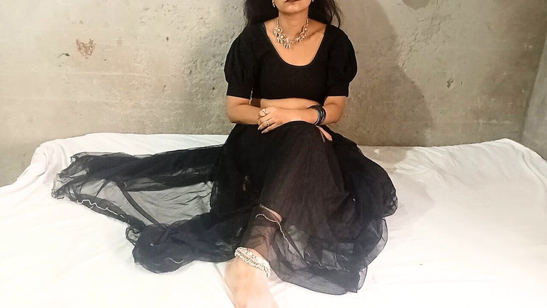 Vamika: Pacar India yang cantik disetubuhi