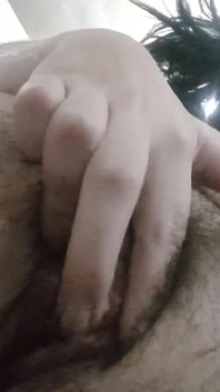 Seksi dev kadın yüzünde amına mastürbasyon yapıyor