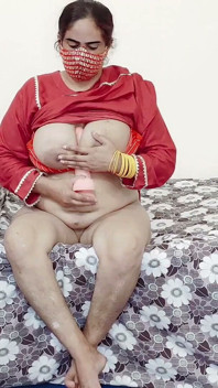 Desi sexy žena s přírodními kozami Jezdí na robertku