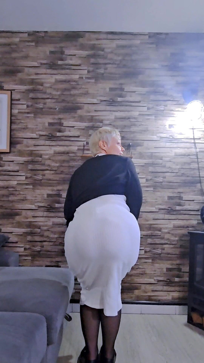 Sofy13: - Merhaba Sevgilim, Altında Ne Saklı Olduğunu Görmek Istiyorsun.