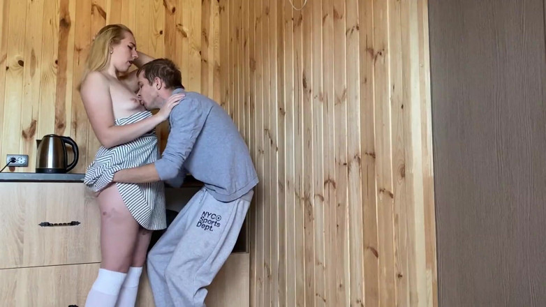 SweetAndFlow: Hete blondine bedriegt haar cuckold-echtgenoot met haar beste vriend
