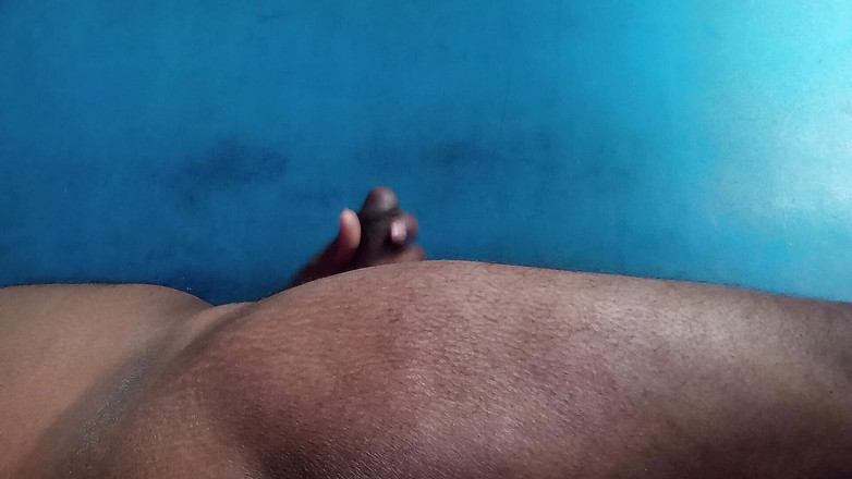 Indoor ally: Indisk knubbig pojke wanking ensam