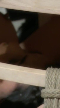 Geblinddoekt tienerkutje straf voor Valentijnsdag