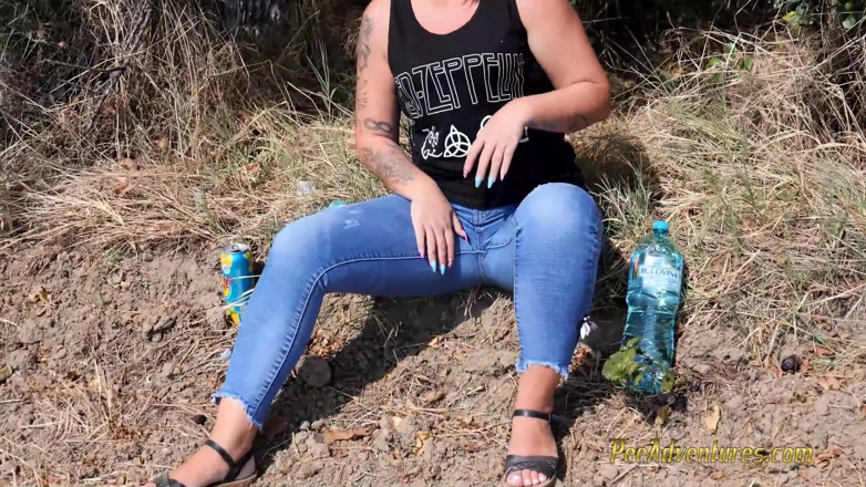 Pee Adventures: Pissing herself while talking with her boyfriend on the phone