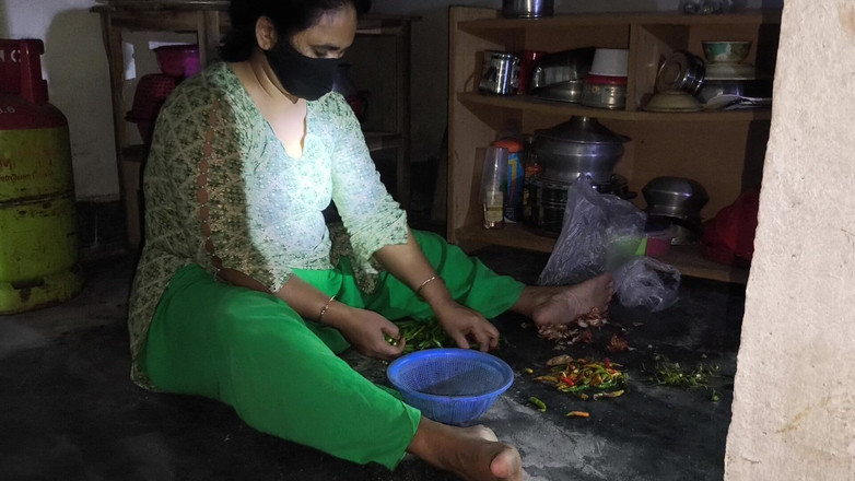 SAFI TV: 我的继阿姨正在切菜，所以我拥抱了她，并开始操她的菊花