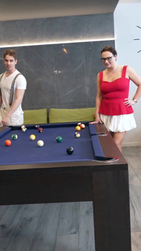 Două blonde cu picioare mari discută frumos în timp ce iubiții lor fut o mamă sexy în cur pe o masă de biliard!