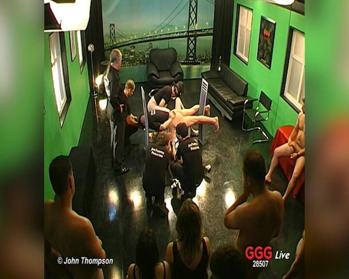 FUCK PARTY XXX and VINTAGE PARTY: Vivian Succhia Il Cazzo in Una Gangbang Dal Vivo Ggg...