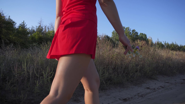Teasecombo 4K: Gadis berpakaian pendek berjalan di luar ruangan dan pamer pantat