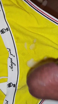 Stříkání na její kalhotky 4 výstřiky
