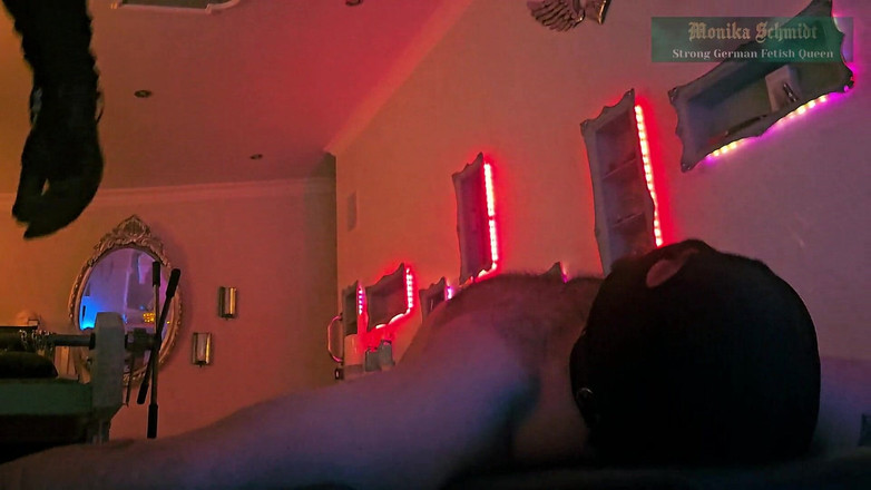 Strict Senz: Monika Schmidt Femdom Op Gezicht Zittend Verstikkende Kontaanbidding Verbale Vernedering