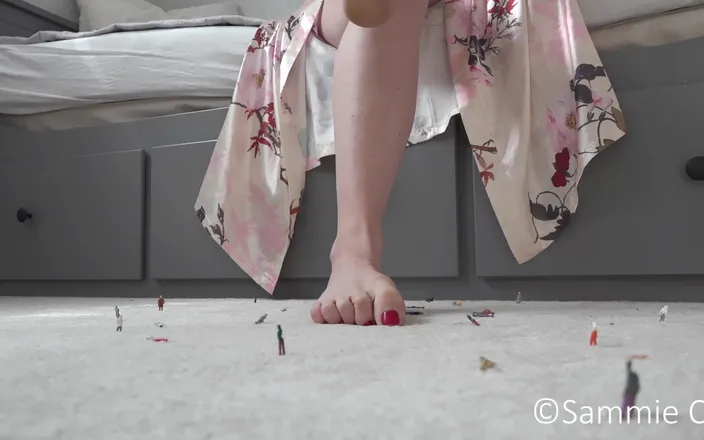 Sammie Cee: Barefoot Giantess