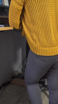 Secretară sexy în blugi strâmți tachinează curul cu linia chiloților vizibili