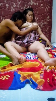 Předváděla své sexy tělo. Nošením spodního prádla. Před cizincem.