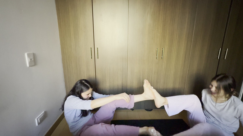 scarlettandc: 레즈비언 여자 풋 레슬링