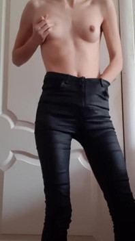 La ragazza magra si masturba in pantaloni di pelle
