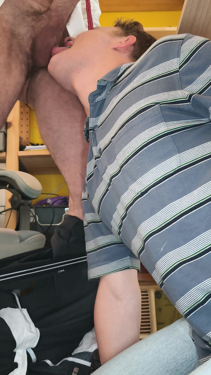 itapapixxl: Un gay sottomesso spompina il grosso cazzo di un capo...