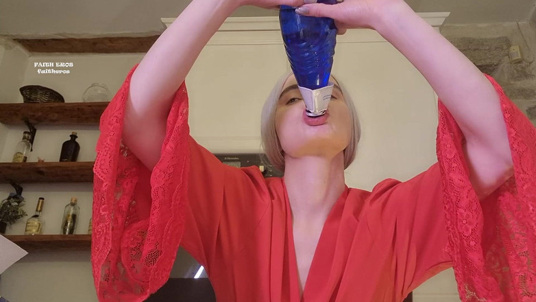 Faith Eros: Macecha saje láhev - krk fetiš, hrdlo fetiš