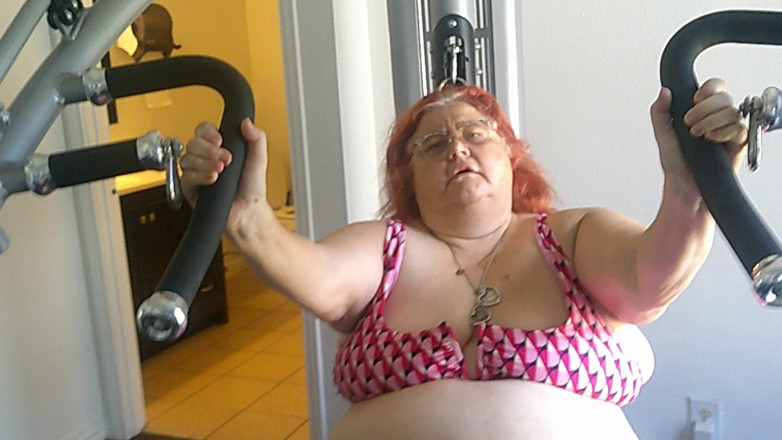 BBW nurse Vicki adventures with friends: बड़ी सुंदरी नर्स Vicki जिम में व्यायाम कर रही है भाग 1