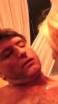 Due milf arrapate gli inzuppano la faccia tra sciatte lacrime